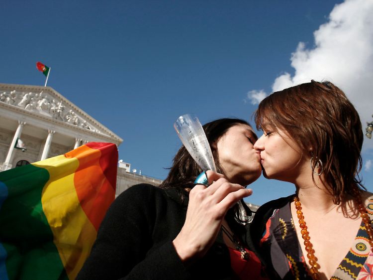 Joana und Raquel Freire feiern vor dem Parlament in Lissabon.