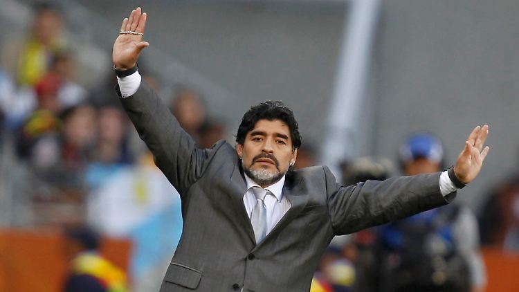 Diego Maradona sperrt sich gegen seine Entlassung.