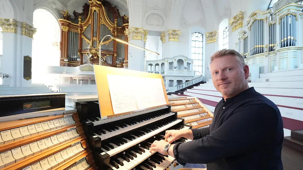Orgel-statt-Sahnetorten-aus-dem-Kirchenmusiker-Magne-Draagen-der-im-Hamburger-Michel-Organist-ist-haette-auch-ein-Konditor-werden-koennen