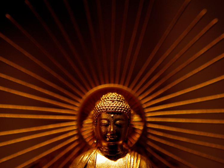 Eine Buddha-Statue aus purem Gold blickt gelassen auf ihre Verehrer: Sie kommen aus verschiedenen Gründen.
