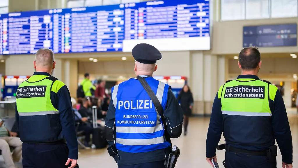 An-dem-Zug-wurde-eine-Fensterscheibe-des-Bordbistros-beschaedigt