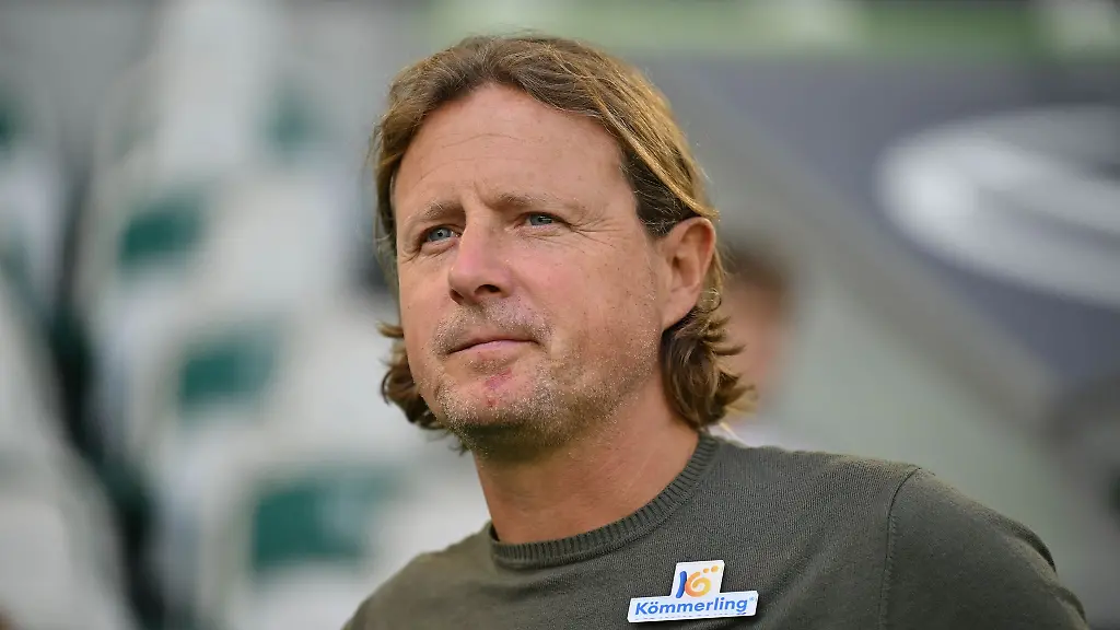 Bo-Henriksen-blickt-auf-das-Augsburg-Spiel