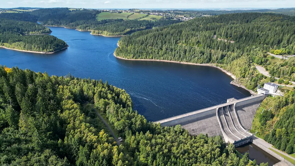 Blick-ueber-die-Talsperre-Eibenstock-im-Erzgebirge-Hier-wird-seit-35-Jahren-der-Waldumbau-forciert