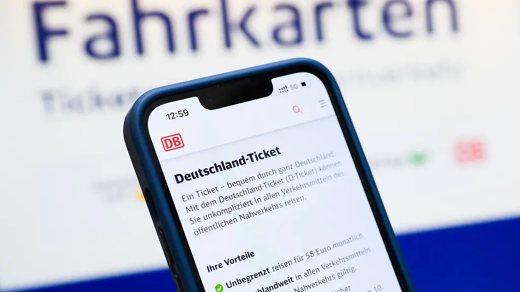 Fuer-das-Deutschlandticket-muss-ab-2026-noch-etwas-tiefer-ins-Portemonnaie-gegriffen-werden