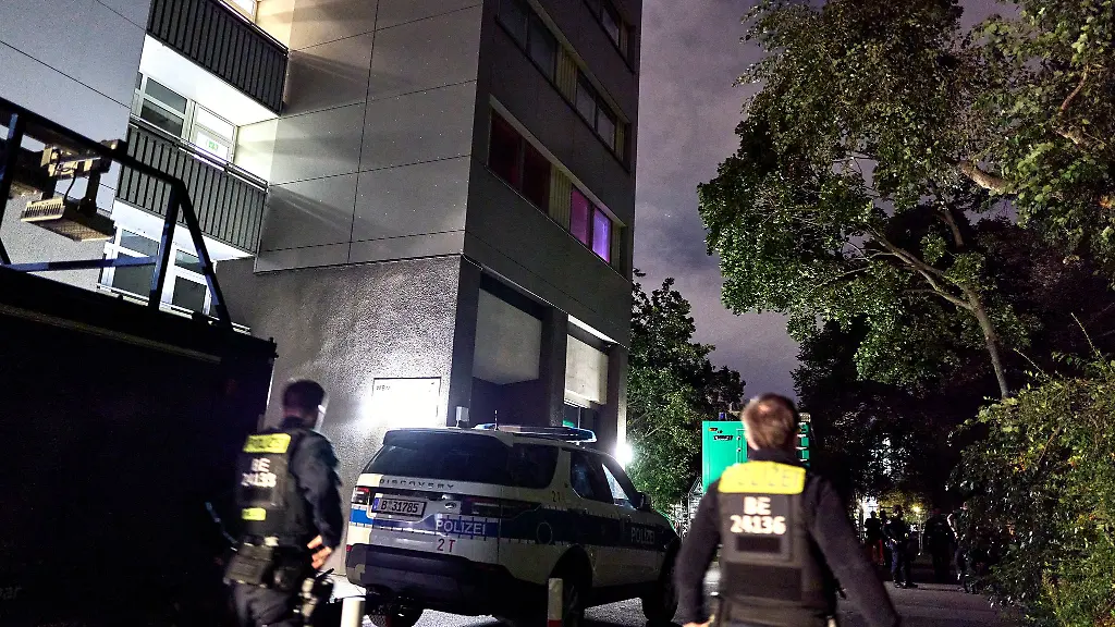 Polizisten-sind-bei-der-Fischerinsel-im-Einsatz