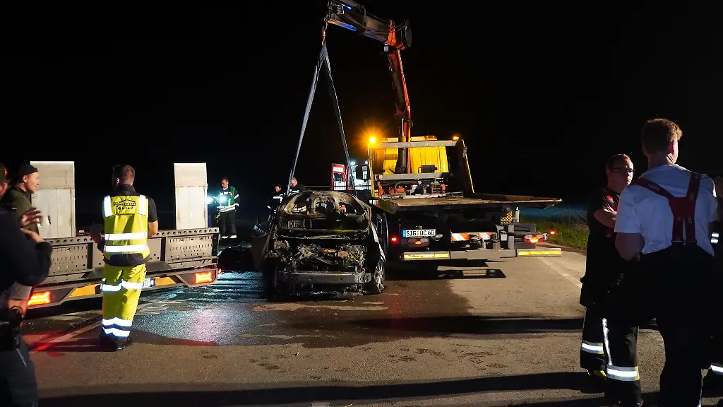 Einsatzkraefte-bereiten-den-Abtransport-eines-Unfallfahrzeugs-vor