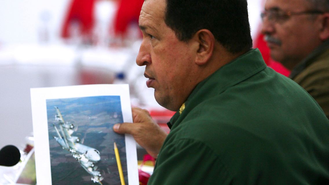Chávez mit einem Bild der Maschine, die den Luftraum des Landes verletzt haben soll.