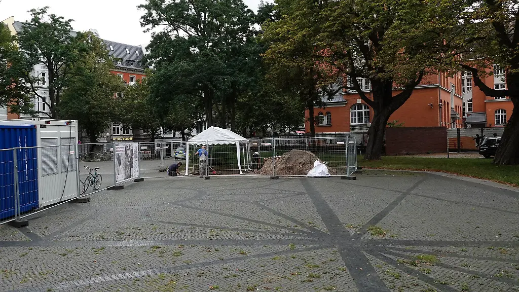 Der-fruehere-Bornplatz-heisst-heute-Joseph-Carlebach-Platz-nach-dem-1942-von-den-Nazis-ermordeten-Hamburger-Oberrabiner