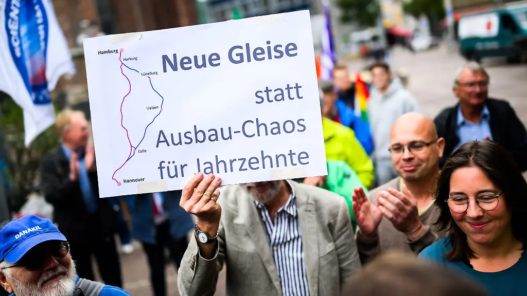 Menschen-demonstrieren-fuer-den-Neubau-der-Bahnstrecke-Hamburg-Hannover