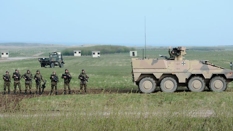 Vier Achsen und drei Mann Besatzung: Der Boxer passt bei der Bundeswehr besser ins Bild.