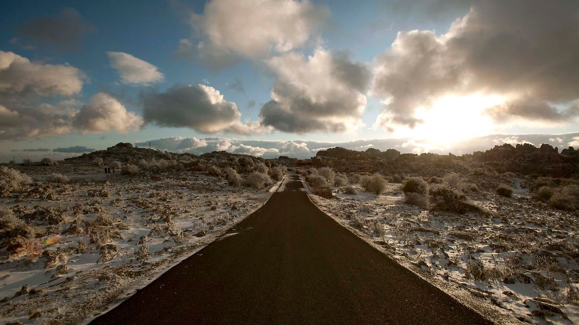 Licht am Ende der Straße im El Torcal Naturreservat in Südspanien: Zapateros Regierung will Europas Wirtschaft wieder in Schwung bringen.
