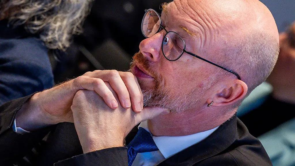 Die-Deutsche-Polizeigewerkschaft-in-MV-ist-der-Auffassung-dass-Innenminister-Christian-Pegel-SPD-nach-der-umstrittenen-Turbo-Befoerderung-eines-leitenden-Beamten-nicht-zur-Tagesordnung-uebergehen-kann