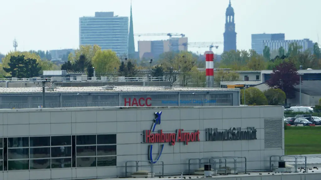 Am-Airport-Hamburg-war-es-wegen-eines-Kerosin-Lieferengpasses-zu-Verspaetungen-und-Flugausfaellen-gekommen
