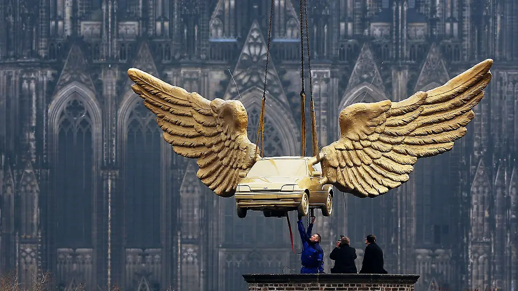 Soll-von-seinem-jetzigen-Standort-verschwinden-Das-Fluegelauto-von-Kuenstler-HA-Schult