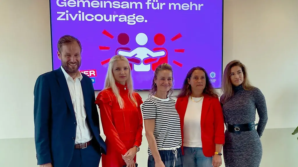 Senator-Anjes-Tjarks-HVV-Geschaeftsfuehrerin-Anna-Theresa-Korbutt-2-v-l-Schauspielerin-Rhea-Harder-Vennewald-M-Christiane-Wagner-und-Adelina-Michalk-bei-der-Vorstellung-der-Kampagne-fuer-mehr-Zivilcourage-der-Sicherheitsinitiative-des-HVV