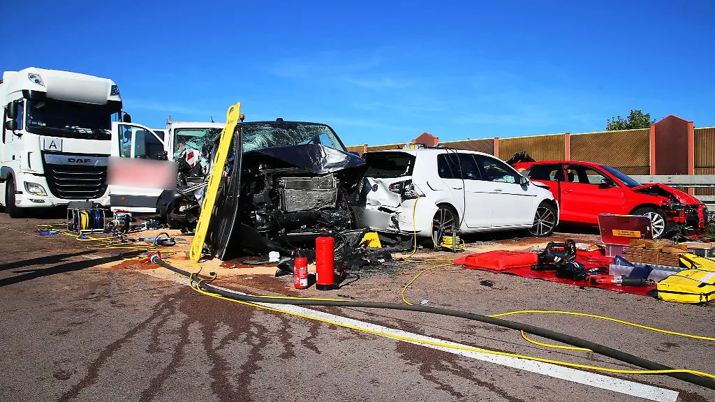 Unter-den-beteiligten-Fahrzeugen-ist-auch-ein-ziviler-Wagen-der-Polizei-Thueringen