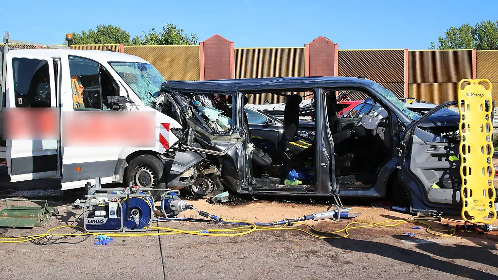 Unfall-mit-mehreren-Verletzten-auf-der-A9-bei-Leipzig