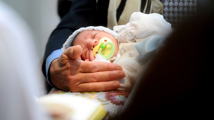 Juden beschneiden Jungen in der Regel in den ersten acht Tagen nach der Geburt.