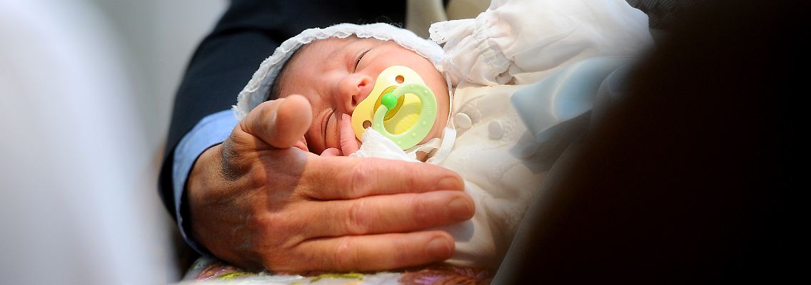 Juden beschneiden Jungen in der Regel in den ersten acht Tagen nach der Geburt.