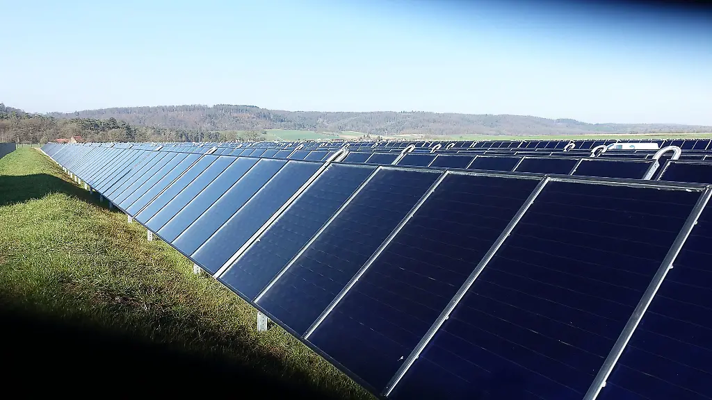 Ein-Solarthermiefeld-aus-855-Kollektoren-ist-das-Herzstueck-des-neuen-solaren-Waermenetzes-im-Rauschenberger-Ortsteil-Bracht