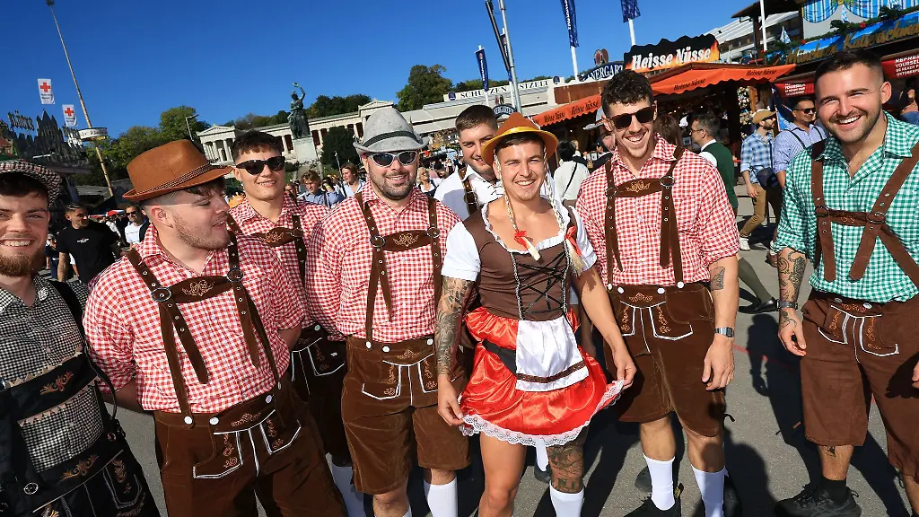 Eine-Gruppe-Touristen-auf-dem-Oktoberfest