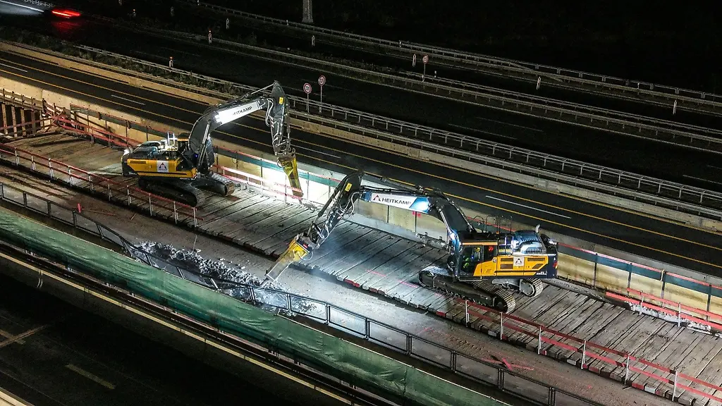 Zwei-Bagger-sind-bei-Abbrucharbeiten-an-der-A45-im-Einsatz-Am-Westhofener-Kreuz-wurde-die-Autobahn-gesperrt