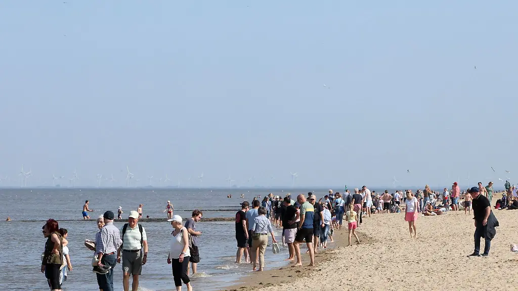 Sonnenschein-und-sommerliche-Temperaturen-haben-viele-Menschen-an-den-Strand-in-Cuxhaven-Duhnen-gelockt