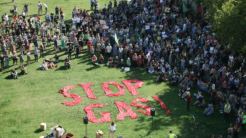 Die-Umweltbewegung-fordert-einen-Stopp-neuer-Erdgasprojekte-wie-vor-Borkum-in-der-Nordsee-und-demonstriert-gegen-die-Klimapolitik-der-Bundesregierung