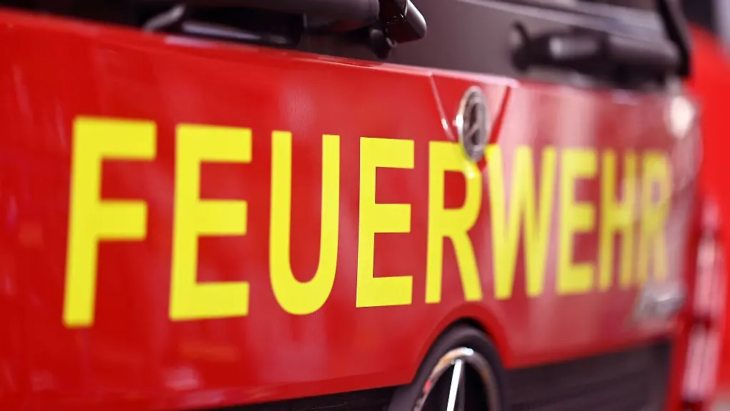 Die-Feuerwehr-konnte-ein-Uebergreifen-der-Flammen-auf-das-Gebaeude-selbst-verhindern