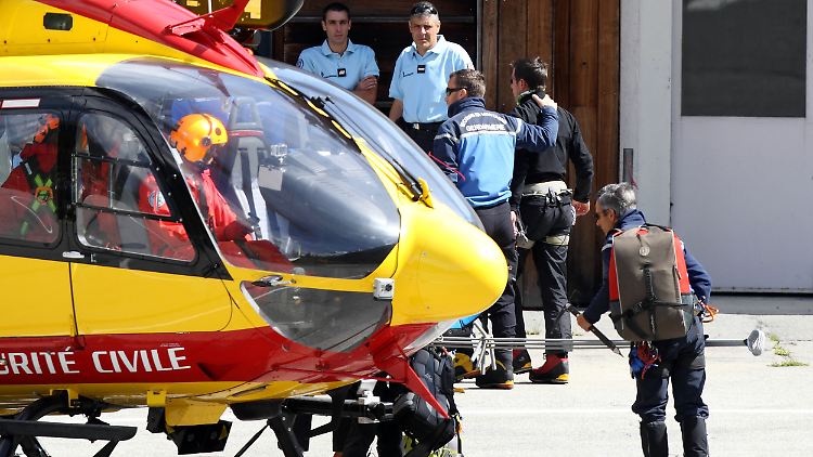 Den ganzen Tag über suchten Rettungskräfte mit Helikoptern nach den Vermissten.