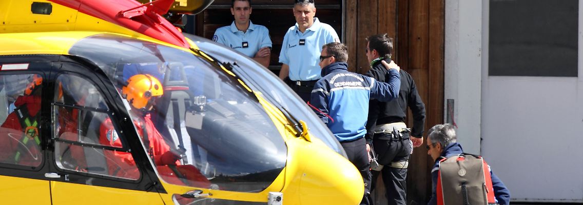 Den ganzen Tag über suchten Rettungskräfte mit Helikoptern nach den Vermissten.