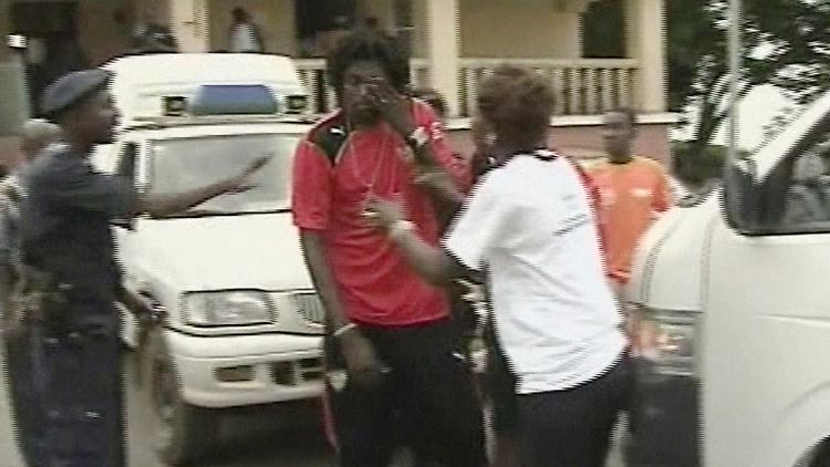 Togos Stürmerstar Emmanuel Adebayor vor dem Krankenhaus, in dem die Verletzten behandelt werden.