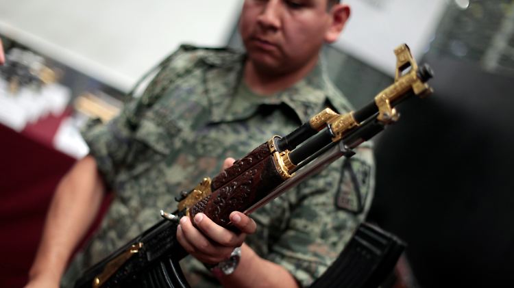 Die Waffe als Statussymbol: Eine Kalaschnikow mit vergoldeten Teilen und Holzschnitzereien.