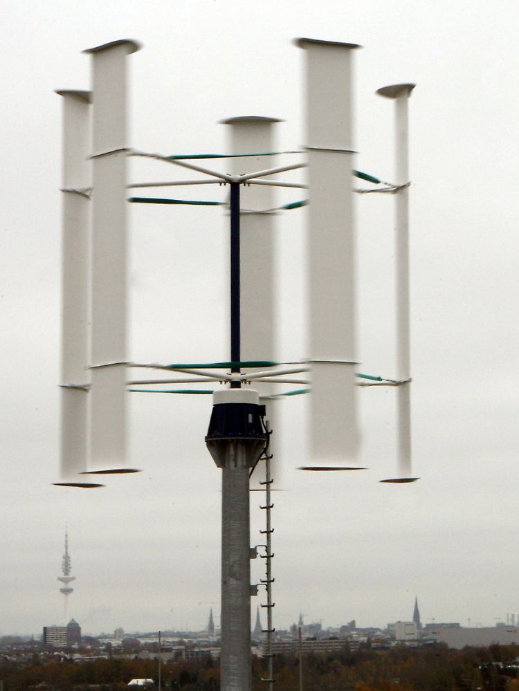 Durch die Verbrennung von Müll oder Biogas und seit November 2009 auch durch eine neuartige Vertikal-Windmühle.