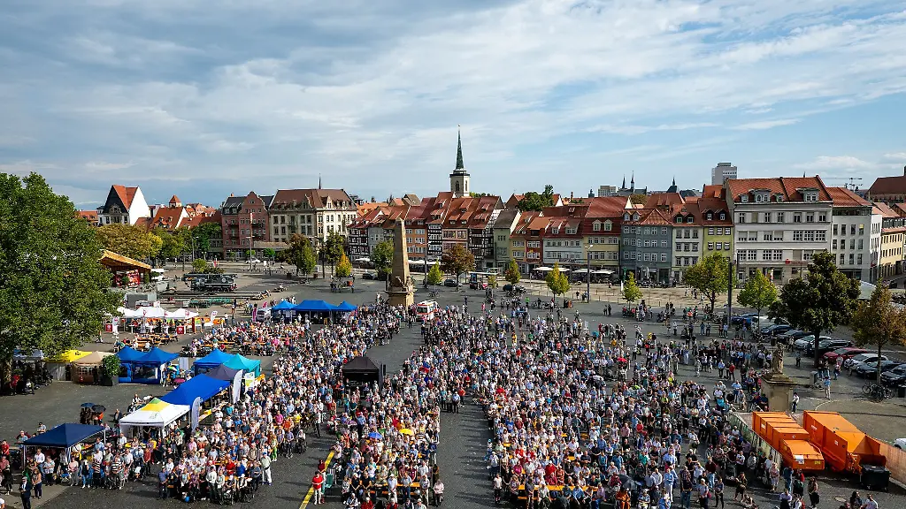 Der-Wallfahrtsgottesdienst-fand-auf-den-Stufen-des-Erfurter-Doms-statt