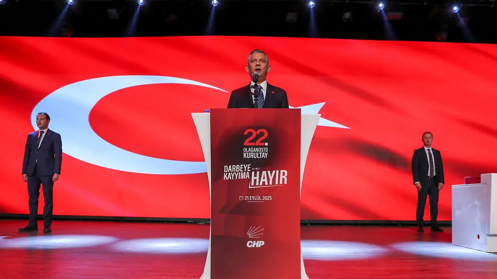 epi-1001852017-REUTERSFOTO-2025-09-21T111617Z-1669023833-RC27WGAQ94C9-RTRMADP-3-TURKEY-OPPOSITION-CRACKDOWN-JPG-Turkey-s-main-opposi