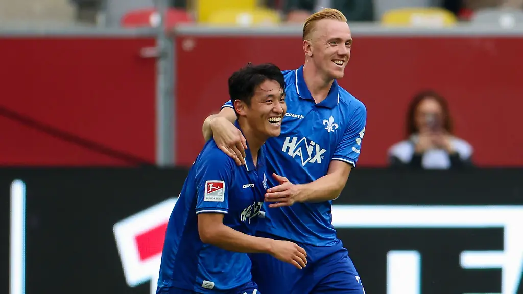 Hiroki-Akiyama-und-Isac-Lidberg-bejubeln-gemeinsam-Akiyamas-wegweisenden-Treffer-zum-1-0