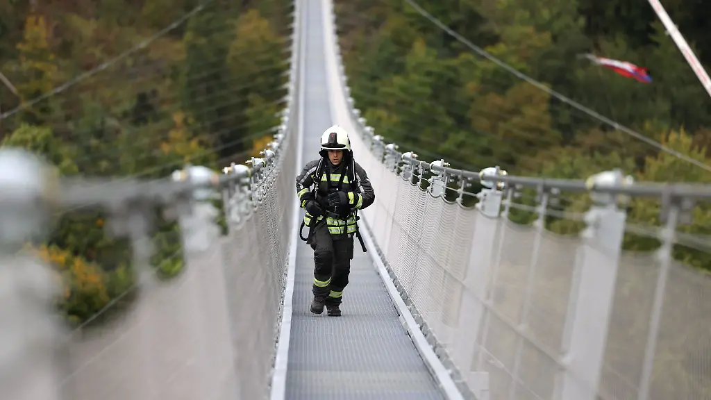 Mitglieder-der-Lauf-und-Sportgruppe-der-Rotenburger-Feuerwehr-haben-auf-dem-Highwalk-den-bis-dato-bestehenden-Weltrekord-geknackt