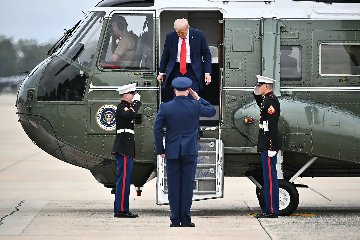 AFP-20250921-76AL7WR-v1-HighRes-UsPresidentDonaldTrumpLeavesTheWhiteHouseToAtte