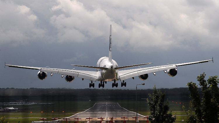 Leichter Seitenwind: Eine A380 im Anflug auf die Piste in Farnborough.