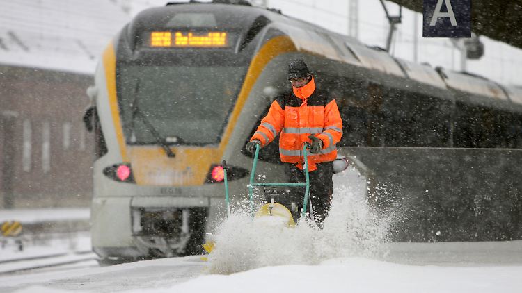 Viele Züge kommen bei dem Schnee nicht weiter.
