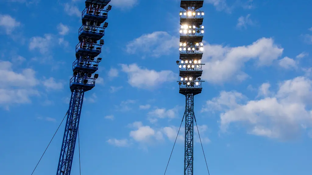 Koennten-Feuerwerke-auf-den-alten-Flutlichtmasten-zur-schweren-Verletzung-eines-Jungen-gefuehrt-haben