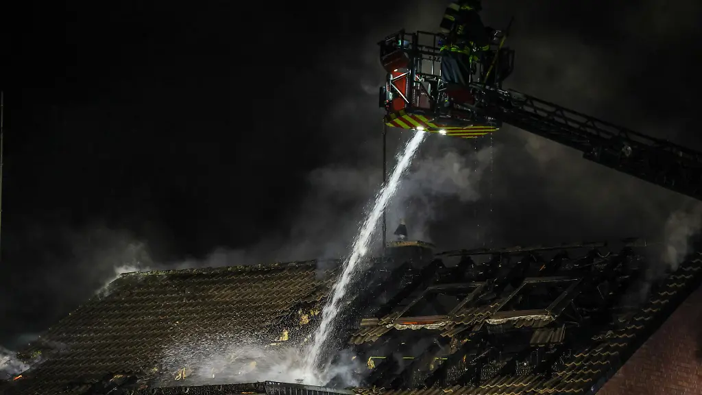 Das-dreigeschossige-Haus-stand-vollstaendig-in-Flammen