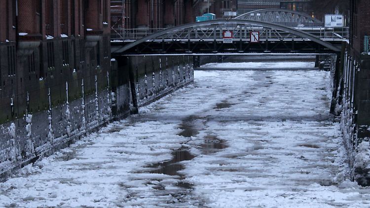 Die Fleete in der Hamburger Speicherstadt sind mit Eis und Schnee bedeckt.