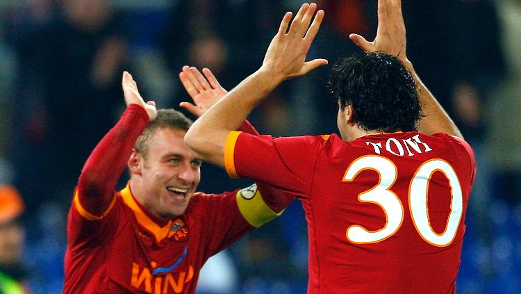 Luca Toni feiert Roms Torschützen Daniele de Rossi.