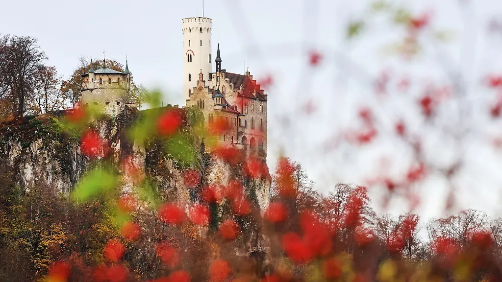 Der-Albaufstieg-bei-Schloss-Lichtenstein-ist-nach-einem-Steinschlag-gesperrt