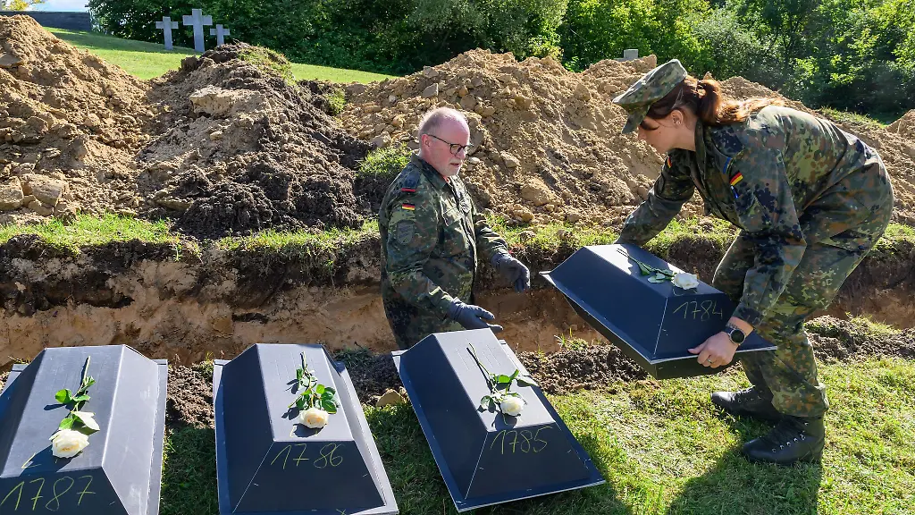 In-kleinen-Saergen-befinden-sich-die-Gebeine-vieler-Soldaten-aus-dem-Zweiten-Weltkrieg