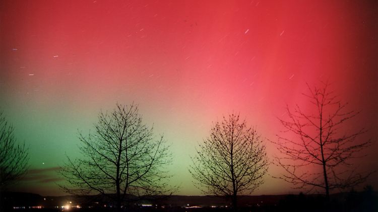 In bunten Farben leuchtet der Himmel, wenn geladene Teilchen von der Sonne auf die Erdatmosphäre treffen.