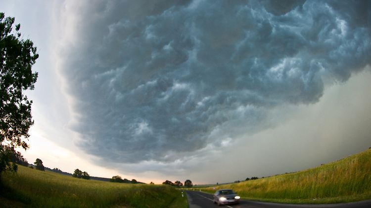 Schön, aber gefährlich: Eine dicke Gewitterwolke über Brandenburg.