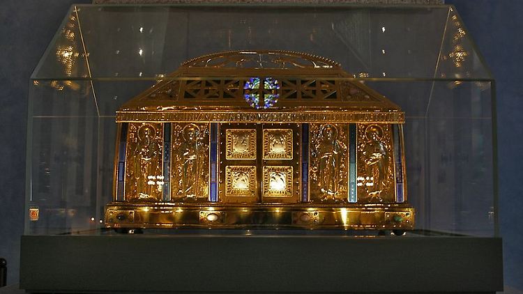 Der Schrein mit den Gebeinen der Hl. Hildegard von Bingen in der Pfarrkirche von Eibingen.